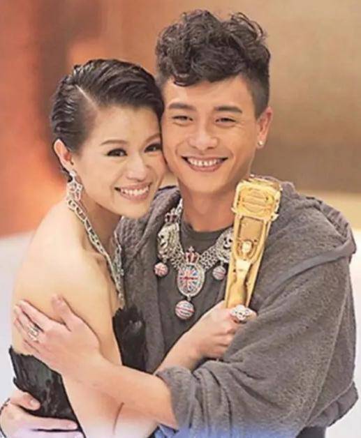 胡杏儿老公晒俩儿子照片,兄弟俩亲密无间,她如今嫁人生子很幸福