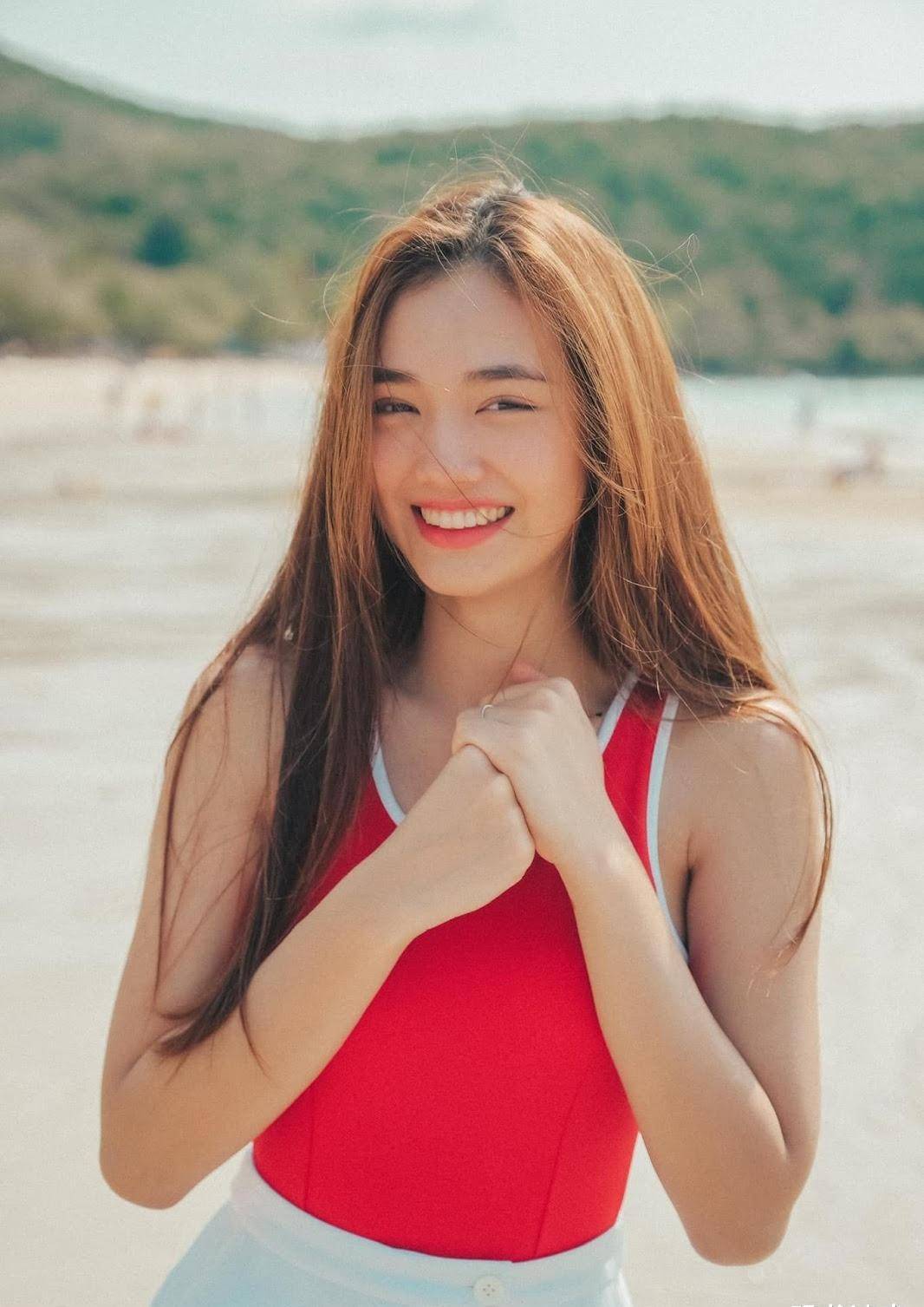 穿连体泳衣的国外小姐姐,虽然衣服很保守,但青春甜美的样子很迷人