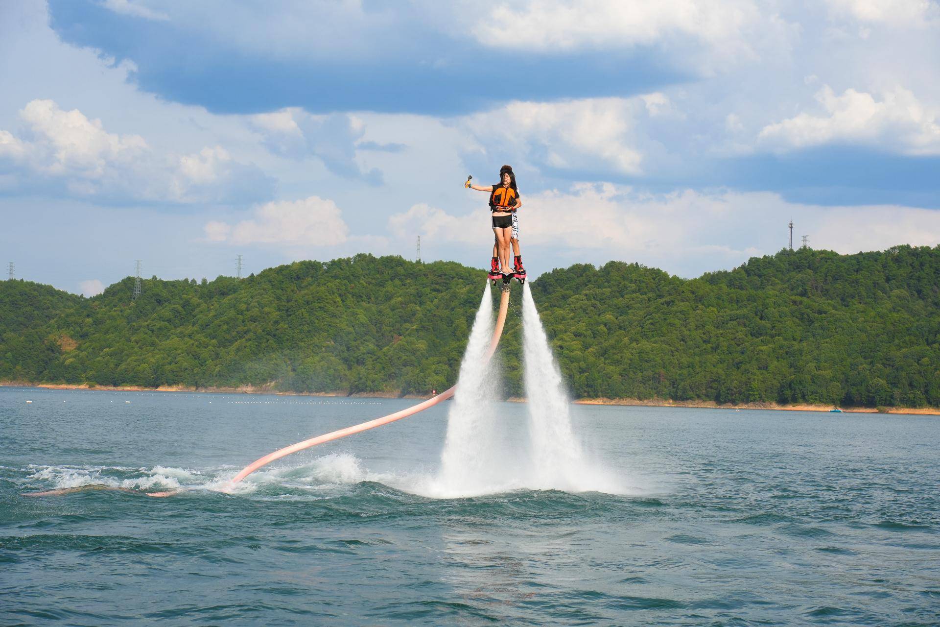 观光直升机,不同于湖面的观光身临其境,直升机观光高大上又能看全貌.