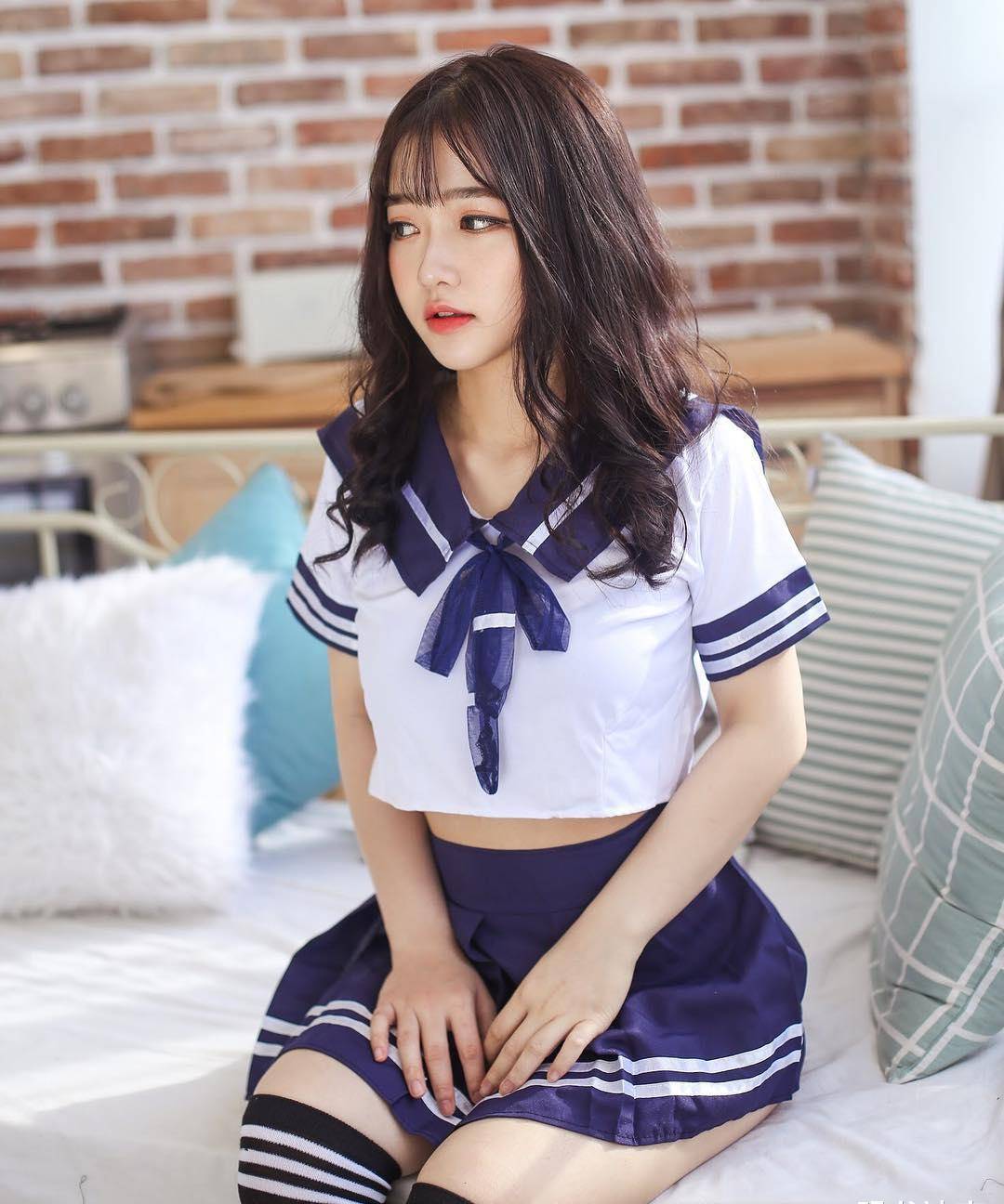 穿水手服的国外小姐姐,圆圆的脸蛋看起来甜美又可爱_很高的_男生_一身