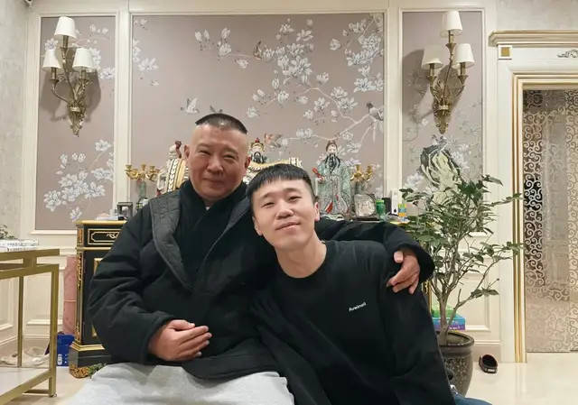 杨九郎直接晒出了自己与师傅的合照,图片中,郭德纲搂着杨九郎,露出一