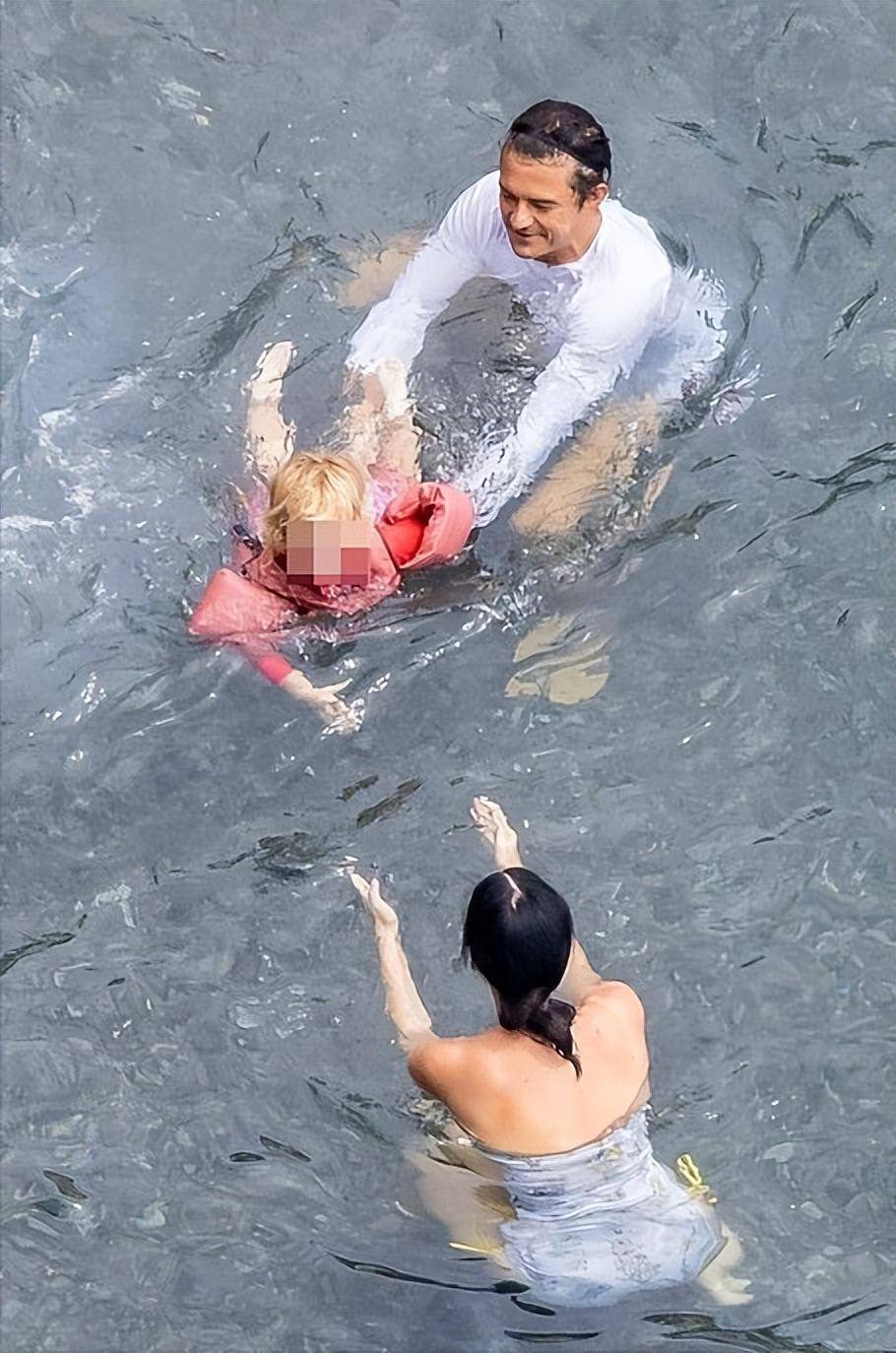 精灵王子一家三口海中嬉戏!