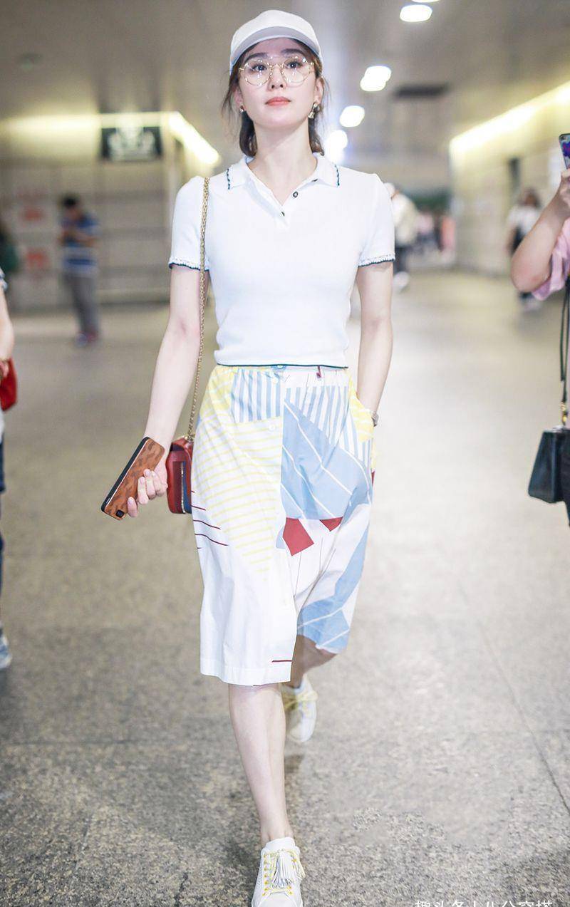 刘诗诗气质拿捏得太稳,黑色t恤配半身裙简约知性,高级洋气_t恤_造型