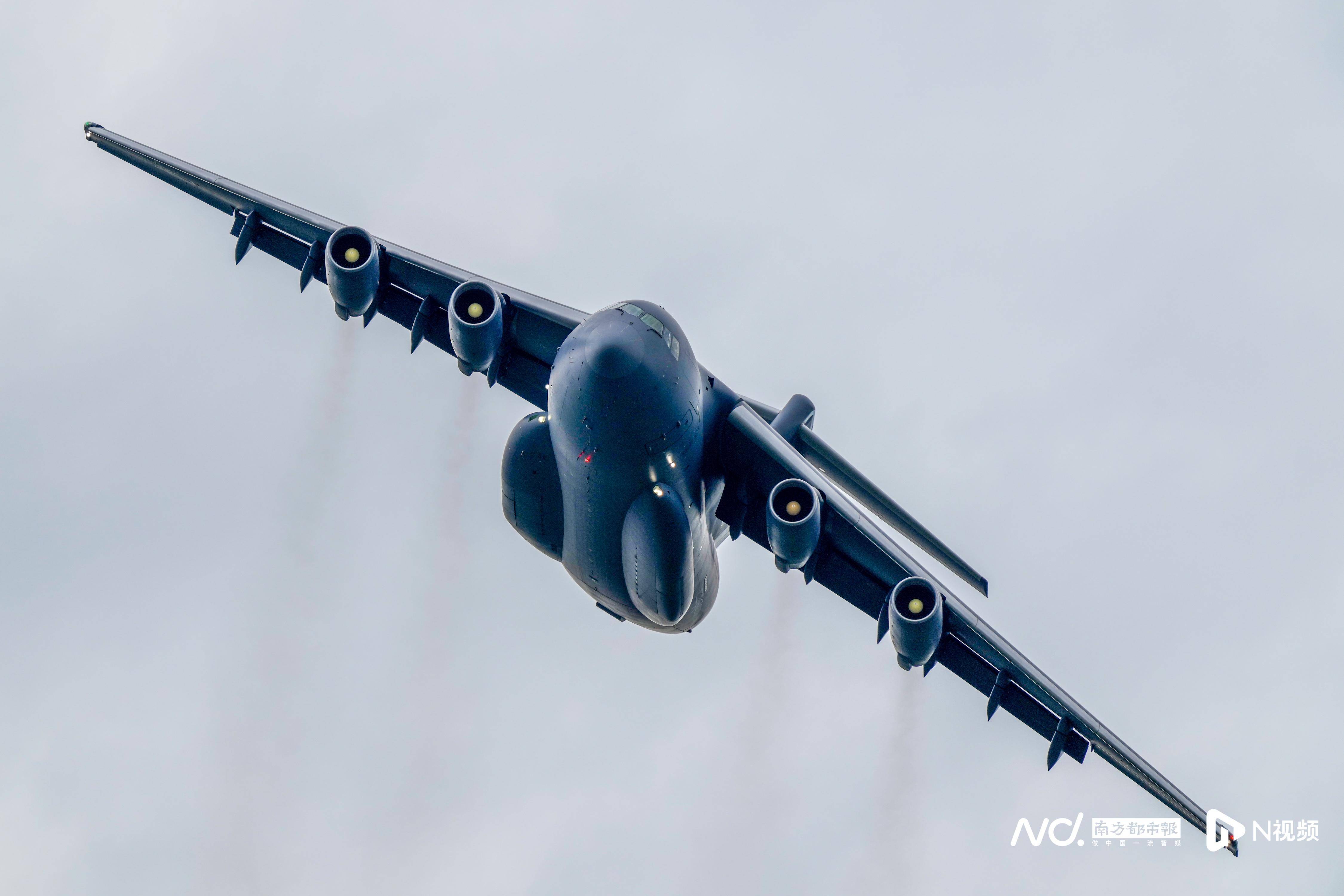 中国空军"20系列"战机集体亮相_歼-20亮相航空展 空中大炫特技_进行