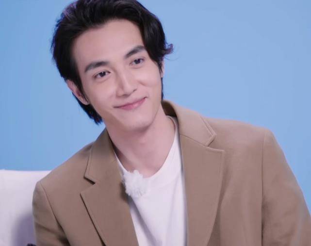 萧亚轩小16岁男友黄皓,当面说她自私,原因让女生都不理解_年龄_恋情