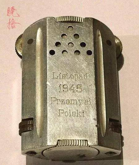 "闪电"这个名字来自雕刻在铝制枪托底板上的三条闪电,这么做一是为了