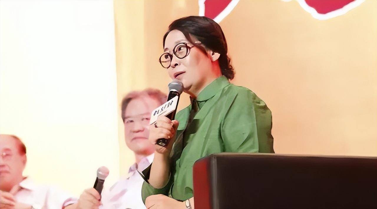 你还记得,电视《半边天》主持人张越吗?55岁的她,近况如何?