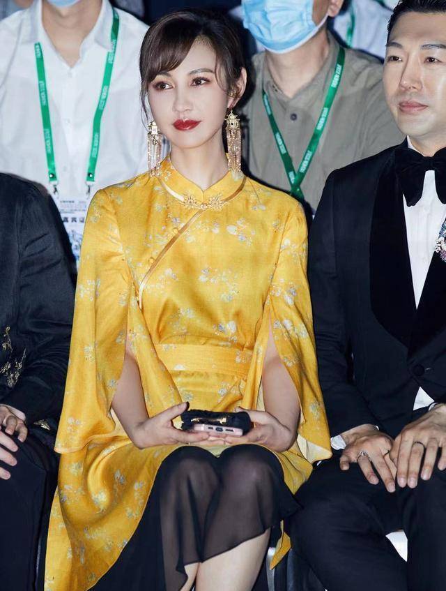 杨雪穿旗袍太美了,气质古典温柔尽显东方女性之美,身材也很惊人_感觉