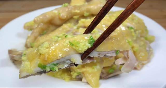 半只鸡隔水蒸出来后比白切鸡还滑嫩,具体做法都在这了_小葱_姜茸_姜葱