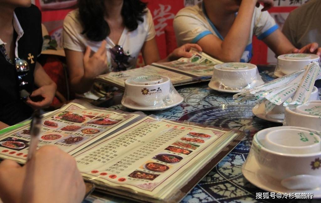甘肃4人去重庆旅游，点6菜2酒，个个来头不小，看看你享用过吗？