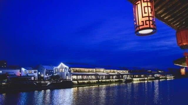 杭州有座低调的古镇，拥有京杭运河上唯一的七孔桥，夜景美到极致