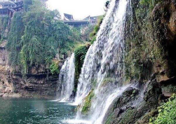 湘西最“奇葩”的小镇，挂在瀑布上的千年？还被称为小南京！