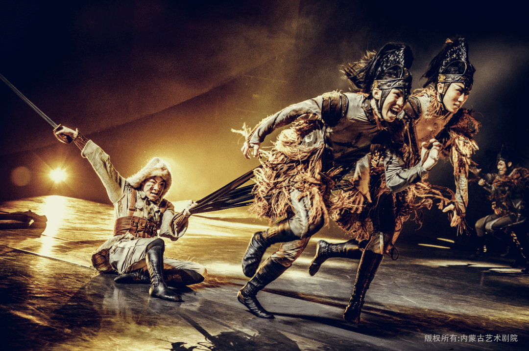 朝鲁与战马"尕腊"在辽沈,平津战役的每一次战斗中都冲锋在前,无所畏惧