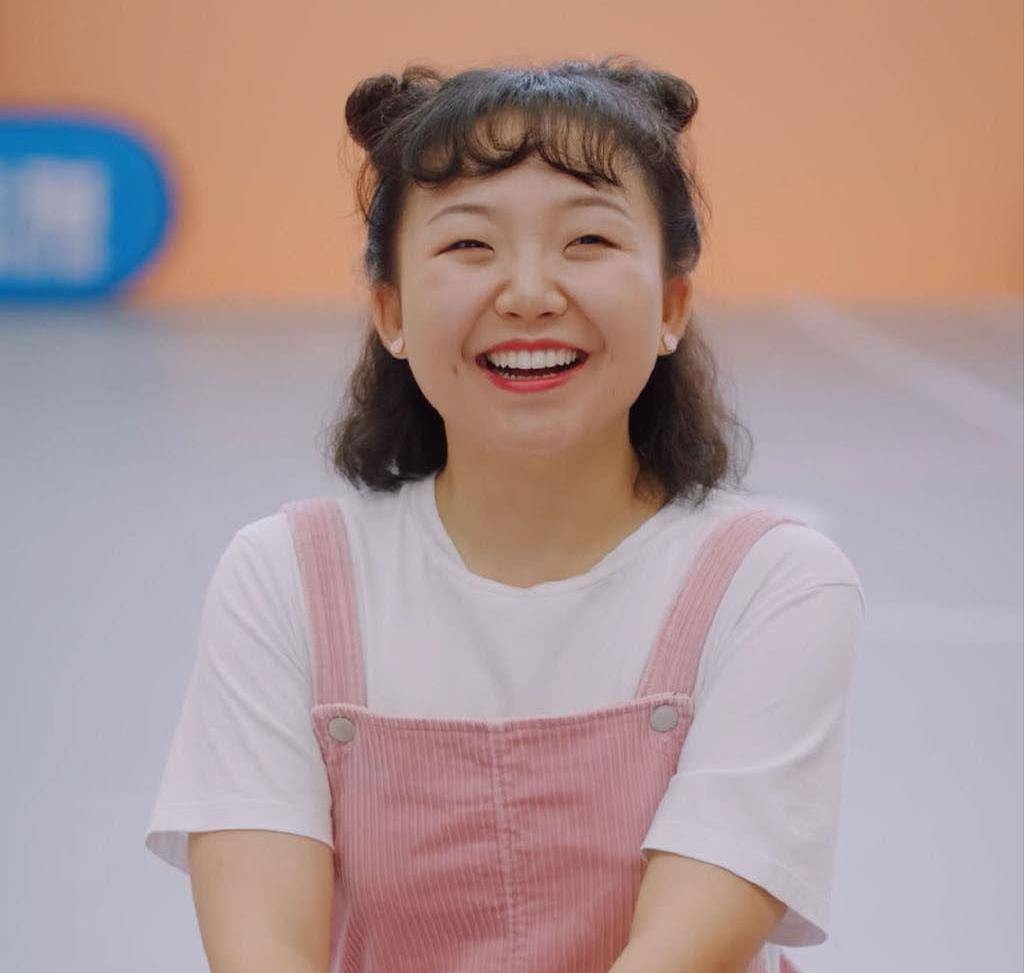 更加不一样的是她的肚子有满满的肉感,看起来就肉嘟嘟的.