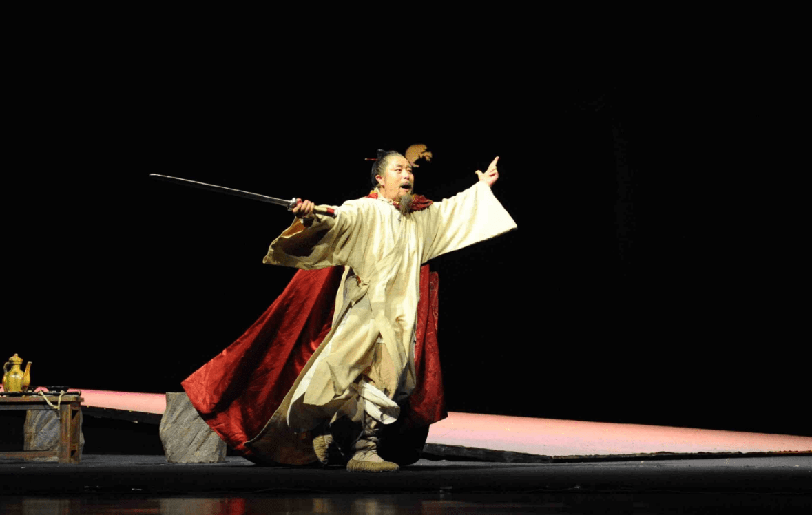 颜真卿曾经写诗赞扬过裴旻的剑舞,"剑舞若游电,随风萦且回".