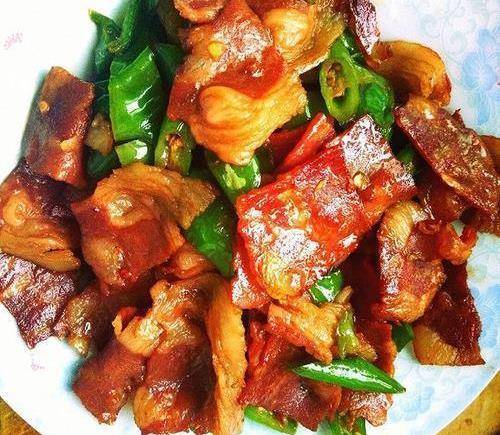 今天辣椒不炒肉,跟培根火腿一起炒,越吃越香,拿肉都不换_美味_口感