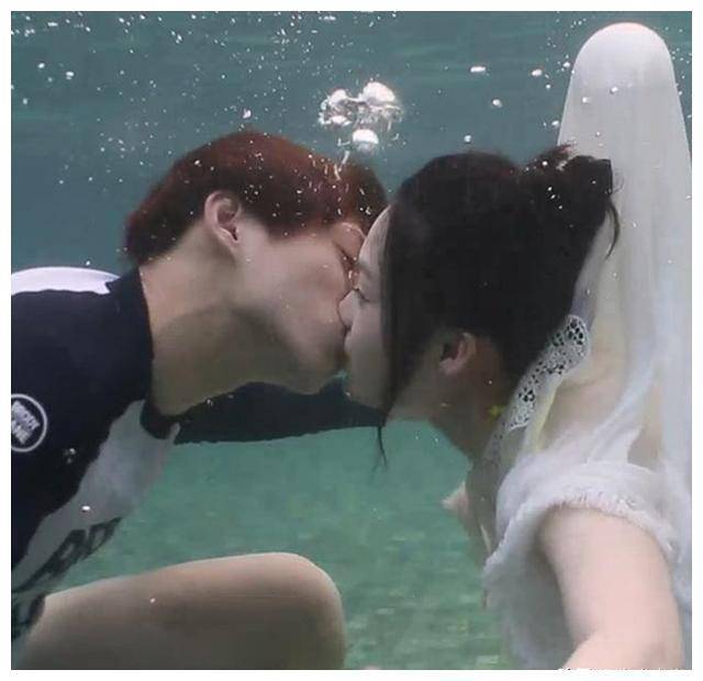 李沁薄纱泳装 水下甜蜜亲嘴 网友心碎了一地 清纯偶像的人设啊_身材