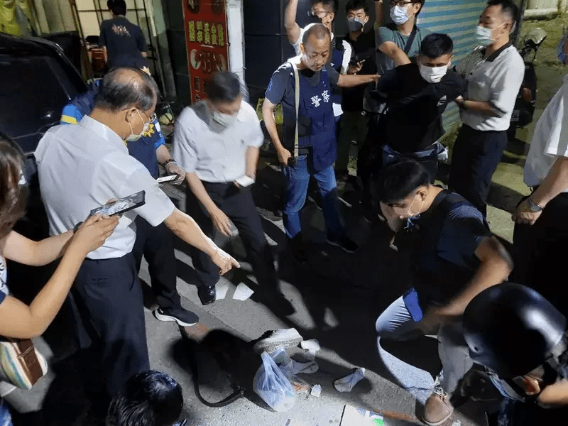 台南杀警案震动台湾，有网红竟宣称“被砍死活该”，警方调查_巡逻车_曹瑞杰_警局