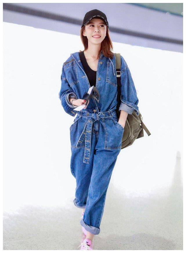 陈美佳说:"李锦明这次穿着蓝色牛仔连体装走在机场,与黑色背心一起