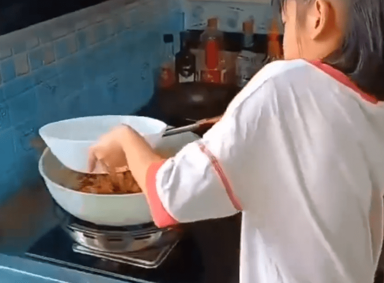 杭州9岁小女孩承包妈妈的一日三餐,有没有必要让小学的孩子做饭？