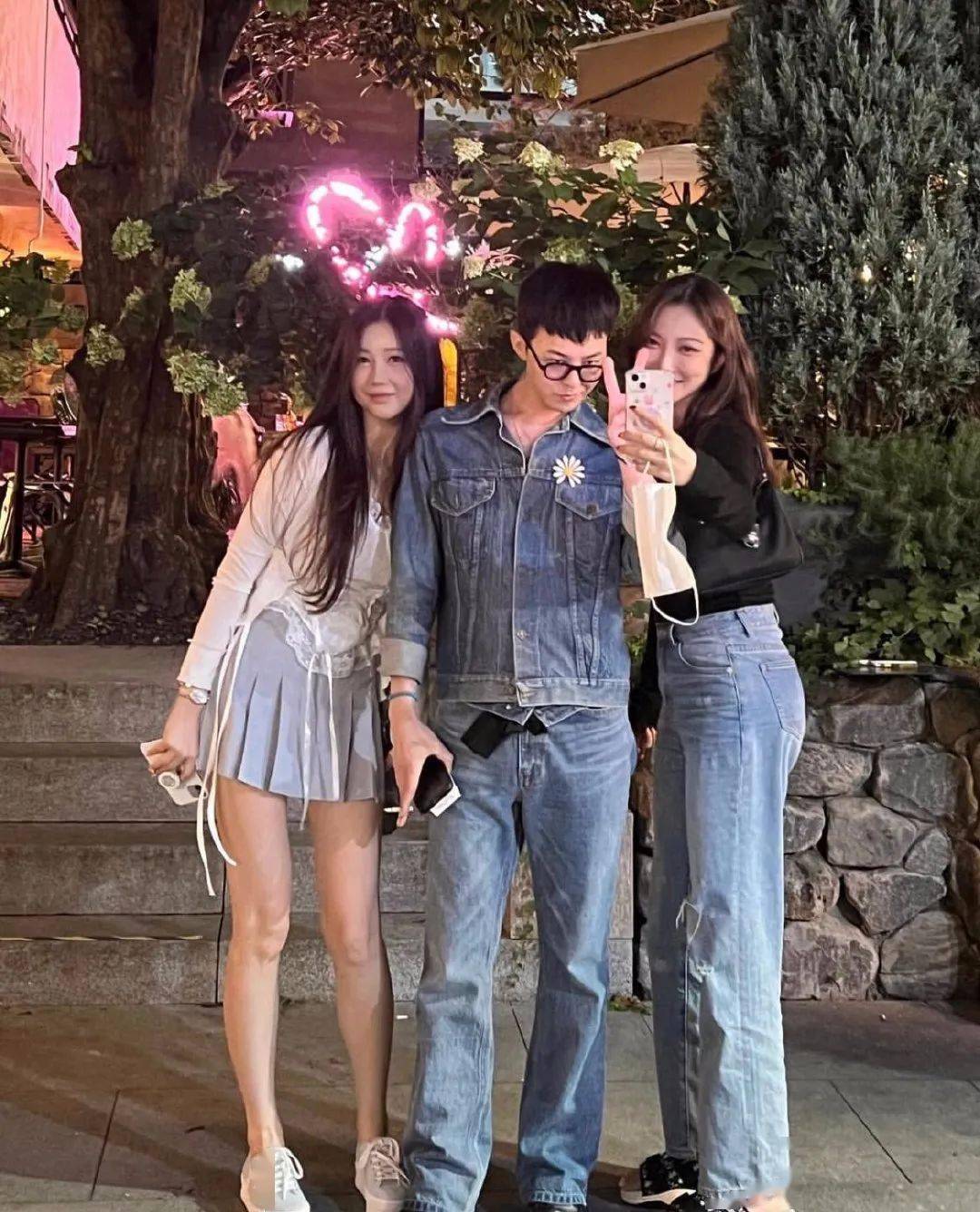 最新两位小姐姐和权志龙的合照:_姐姐