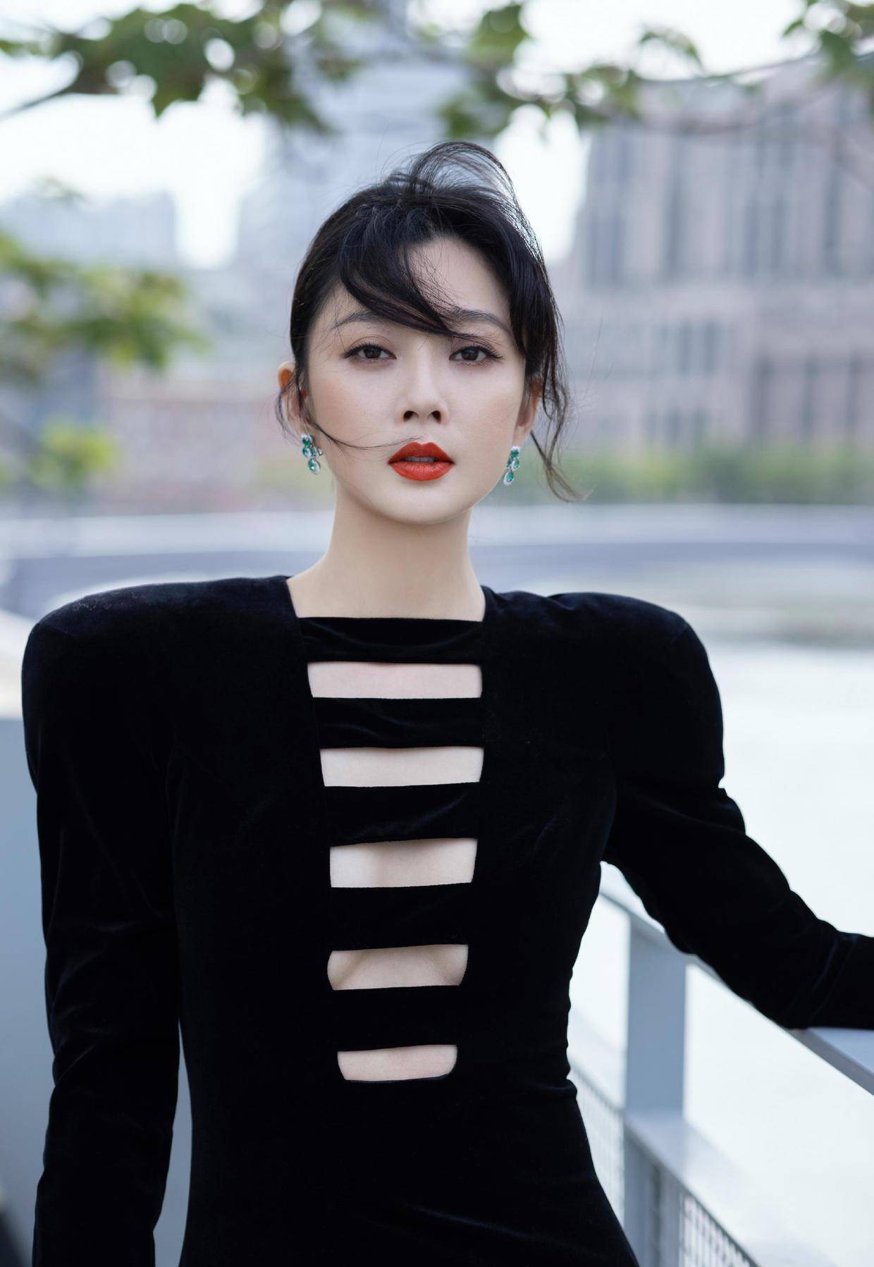 旗袍更加贴合当下时尚潮流,让整体造型更加精致高级,也展示了殷桃优秀