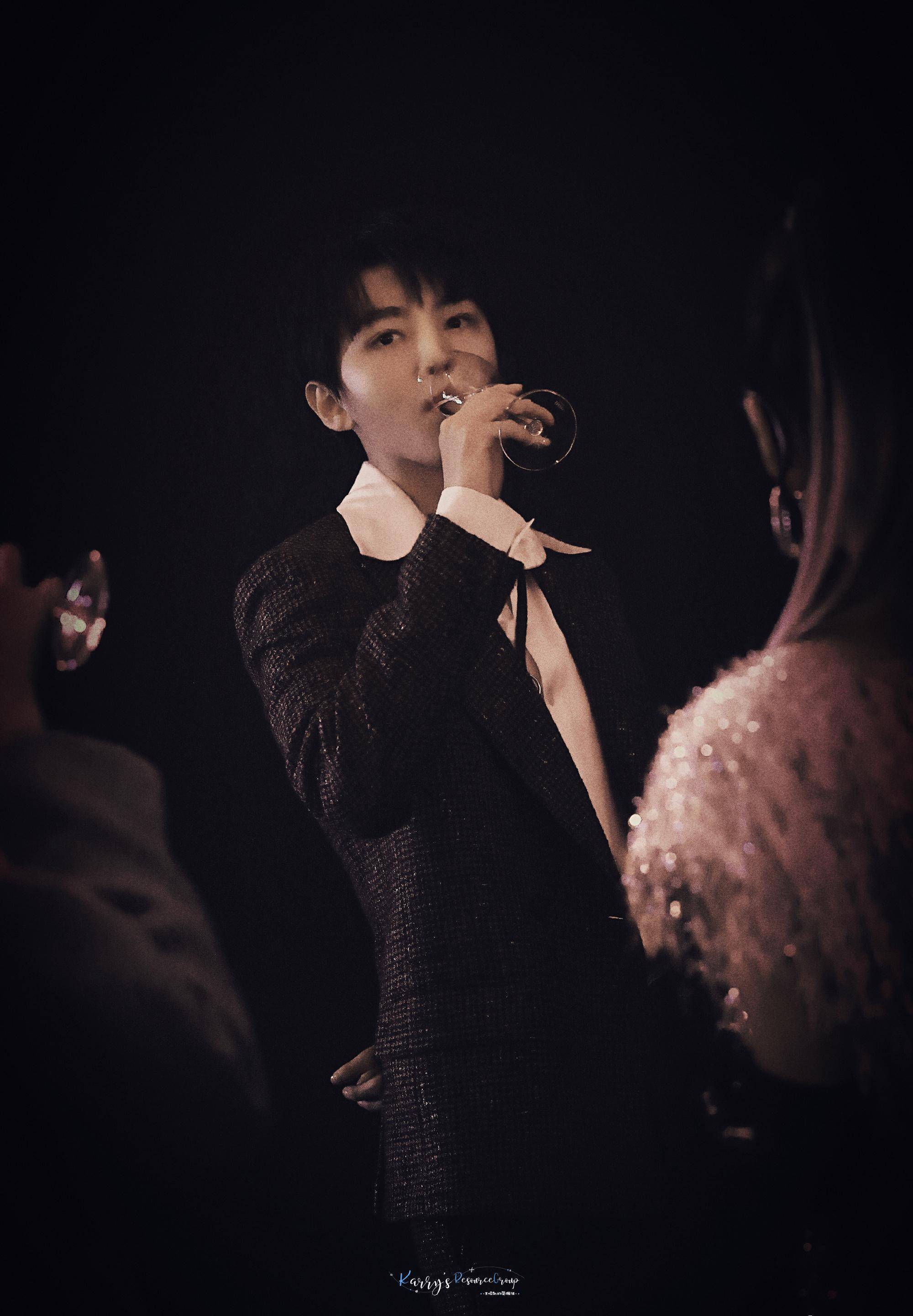 而王俊凯通常就是那个假装喝酒,其实就只是摆了个动作的人,然后自己