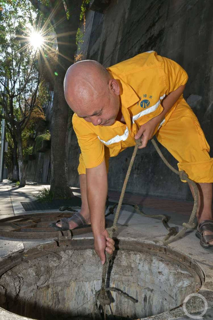 光圈重庆丨头顶烈日疏通"血管 他们让城市"大动脉"更通畅_龚和平