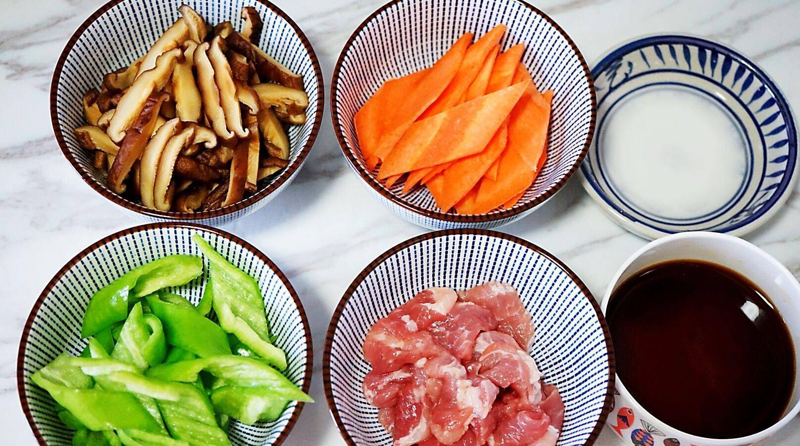 家常小炒：胡萝卜香菇炒肉，营养均衡制作简单，下饭又快手_步骤_蔬菜_尖椒