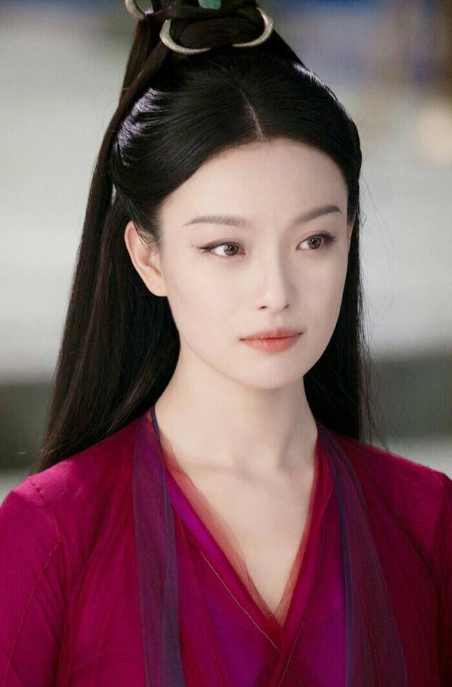 倪妮算"鲶鱼脸",在电影镜头里很高级,但中分贴头皮的古装造型,头饰