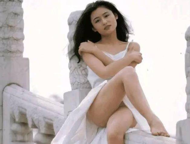 年轻时候的陈红确实是一个难得的美人,不仅颜值出众,身材条件也很好