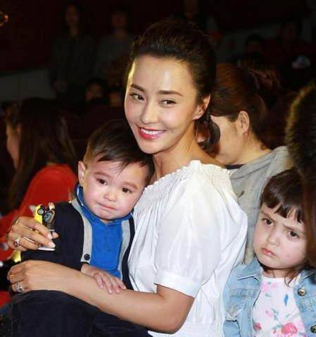 马雅舒再婚嫁富商,一双混血儿女颜值超高,与继女相处小心翼翼_蒂娜