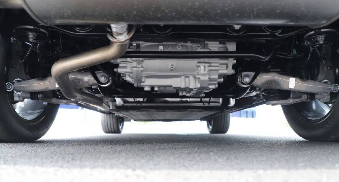 问界m7的轴距确实比风光ix7要长了那么10mm,这是因为他们确实改了底盘