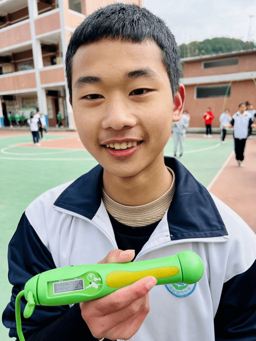 陈建坤(余庆县凉风中学)陈建坤,2007年3月出生,今年刚从余庆县凉风