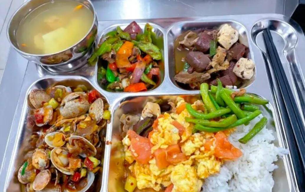 23岁乡镇公务员晒食堂伙食,网友:怪不得月薪3000元,优越感爆棚_排骨