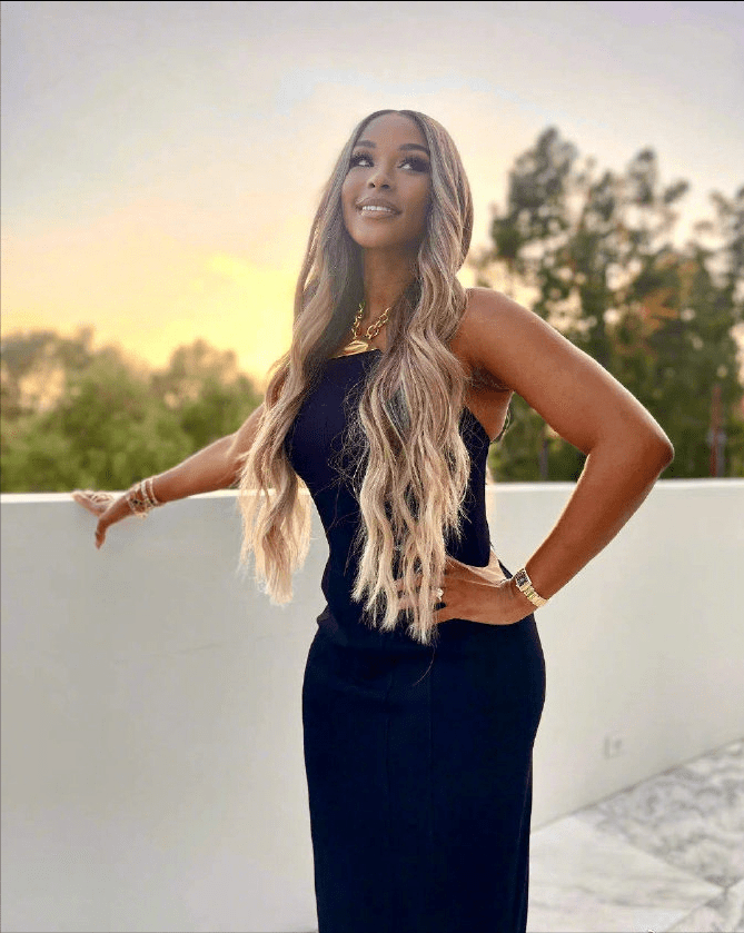 詹姆斯为妻子庆生举办派对,36岁萨瓦娜身材傲人,颜值在线状态好_1_nba