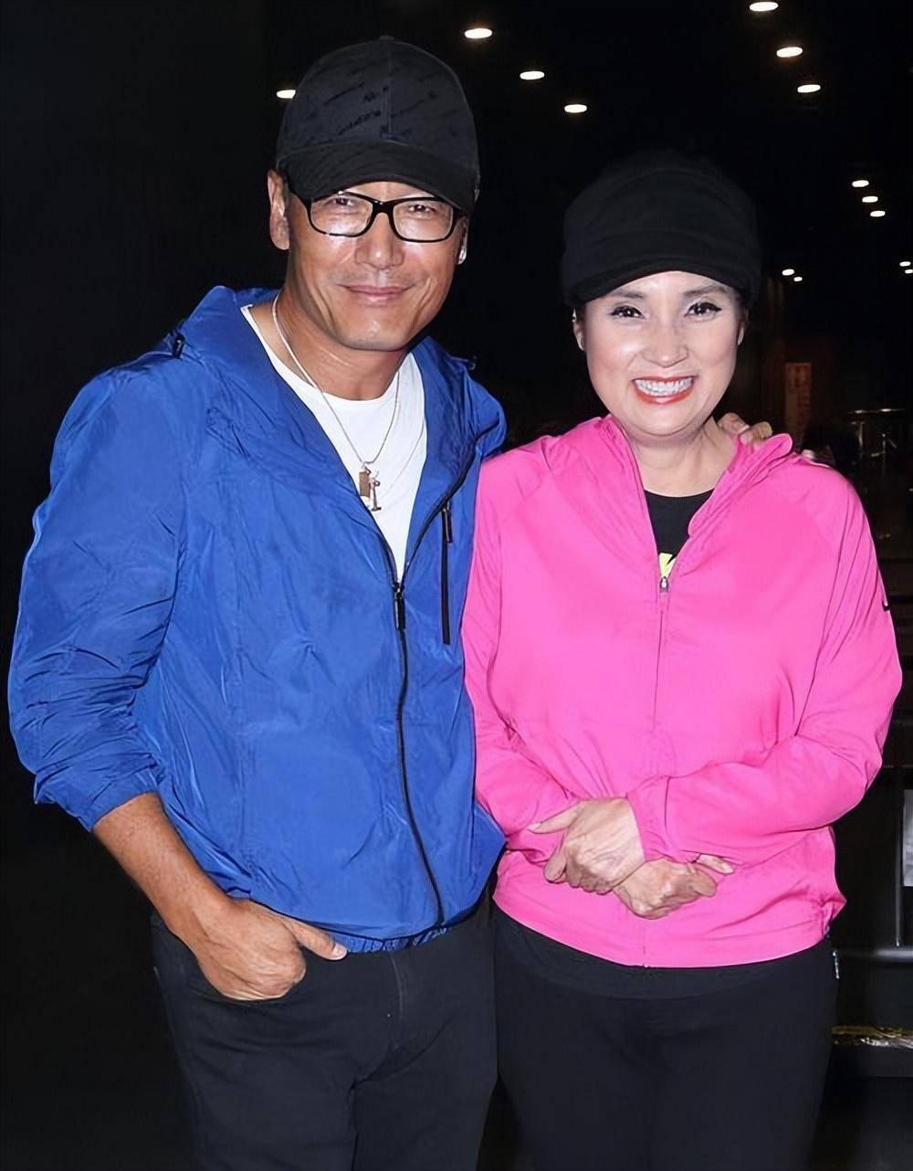 戚美珍与苗侨伟近照曝光,素颜出镜很年轻,在加拿大与徐静蕾小聚_齐美