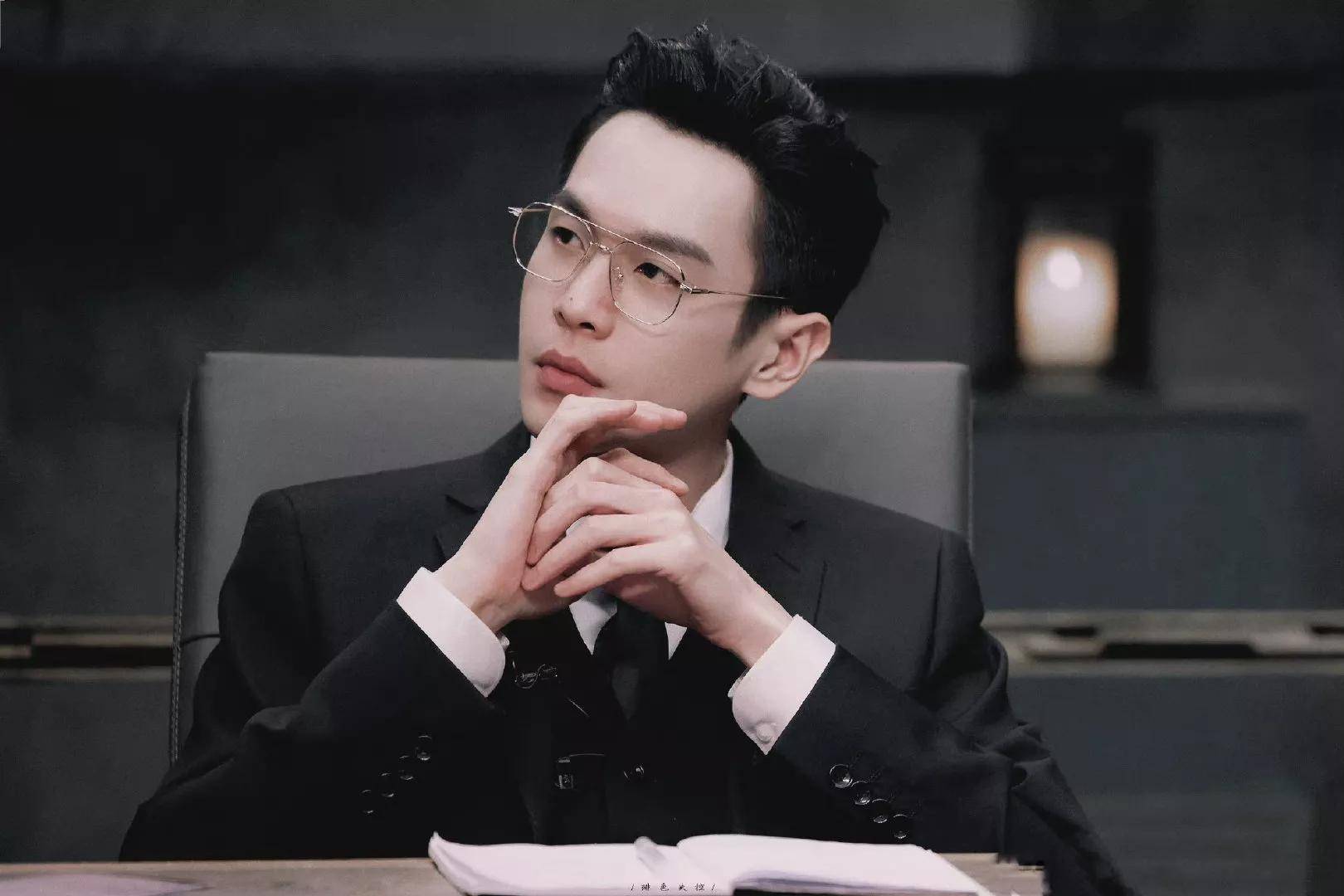 张若昀金丝眼镜西装造型出圈,这造型也太适合演疯批病娇了吧_黑色