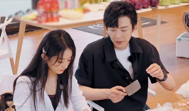 赵丽颖想跟刘宇宁换一把菜刀,谁注意她的刀咋放的?