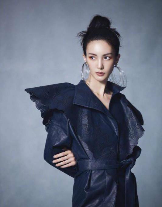 金晨复古造型,身穿皮衣搭时尚袜,拍出大片自带吸睛特效_展示出_姐姐