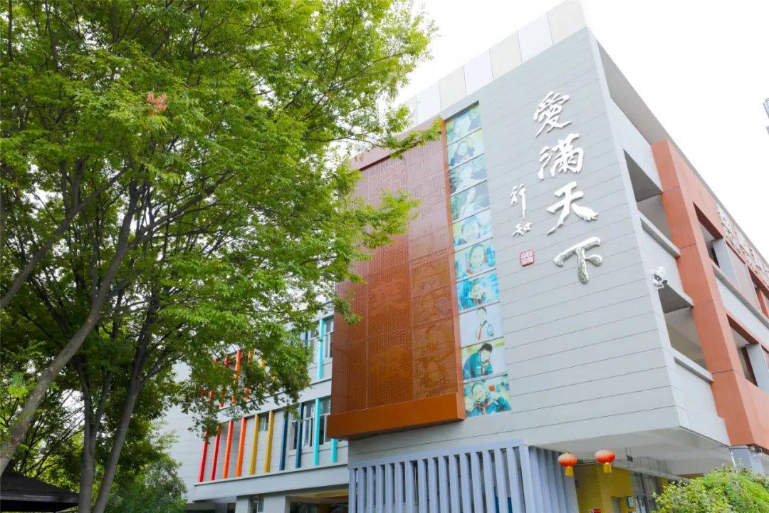 南京师范大学附属中学新城小学肇始于1954,伴随南京市建邺区河西新城