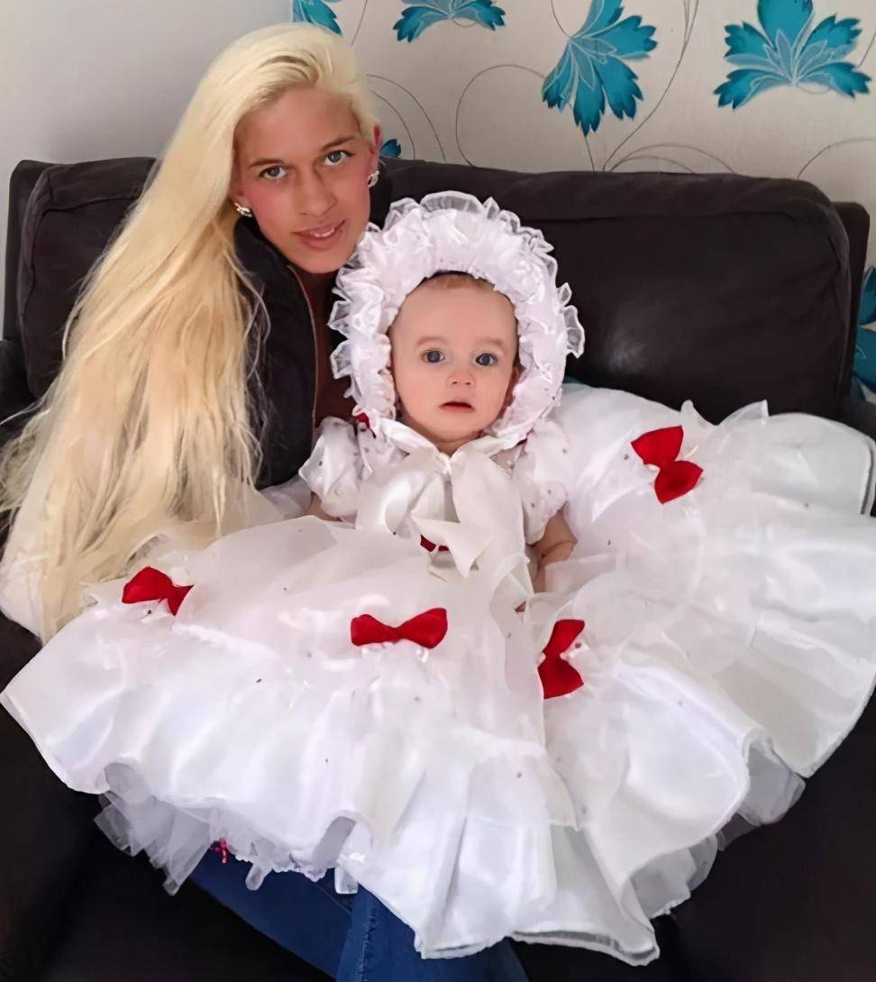 6岁女孩长相酷似谢大脚,获选美冠军备受争议,网友:妈妈害了她_hallie