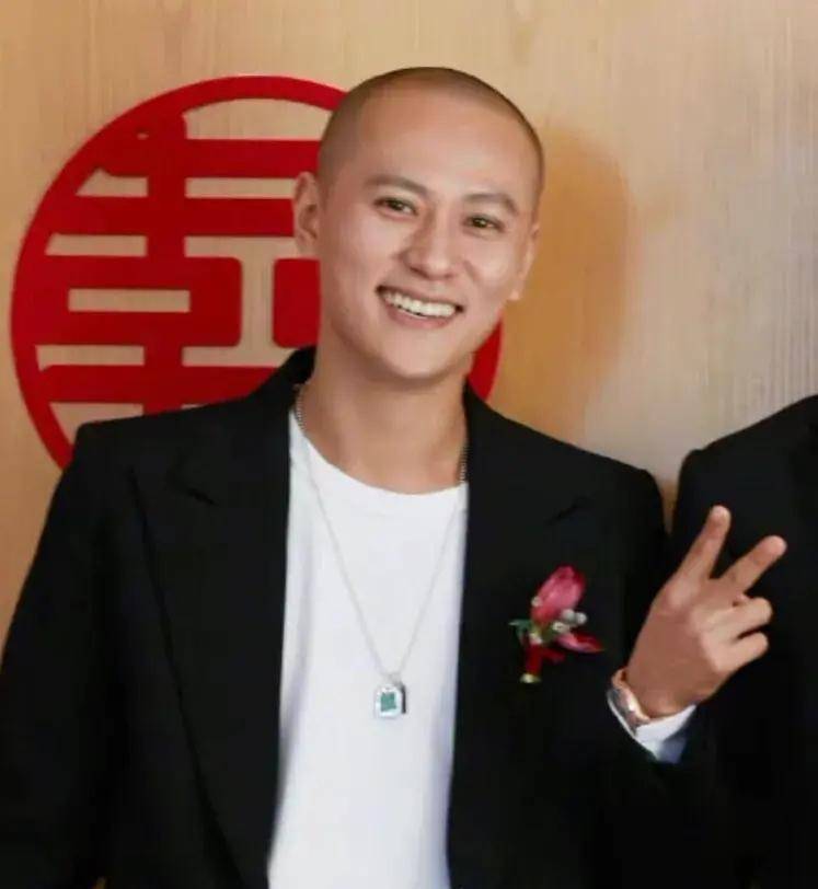 在韩东君,尹正,王鹤棣等一众帅哥中,秦俊杰的光头造型,尤其抢眼