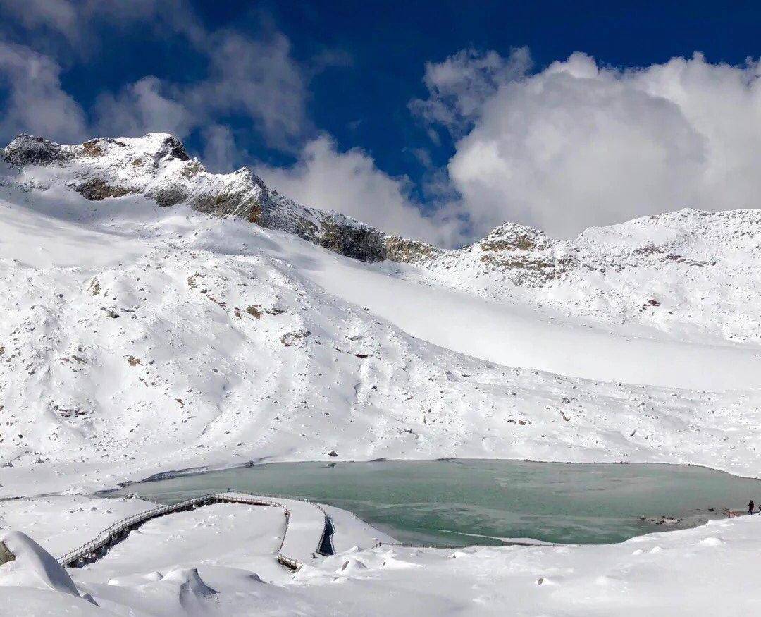 世界上罕见的“原始雪山”，位于我国南部，是《中国机长》的取景地