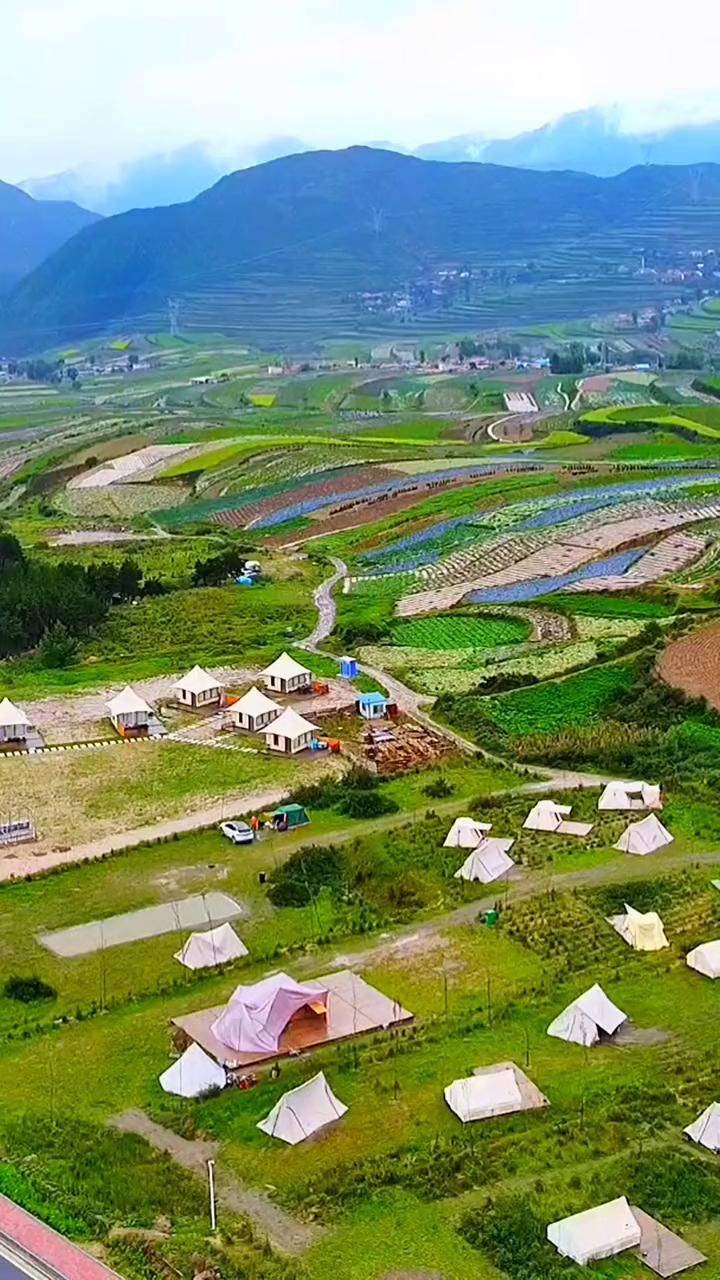 兰州马衔山脚下的美丽乡村马坡哈班岔村,小雨中的仙气弥漫云雾缭绕.