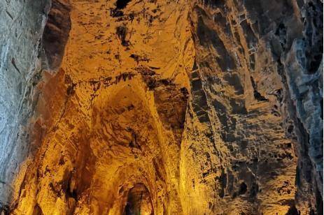 湖北发现中国最大溶洞，洞高200米，长约60公里，可容纳1000万人