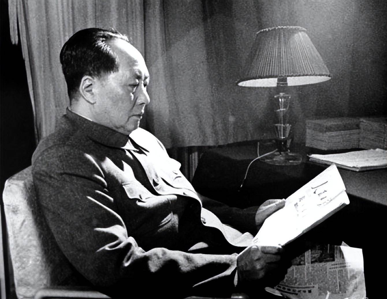 1945年8月28日，毛泽东抵达重庆的经典瞬间：挥手之间