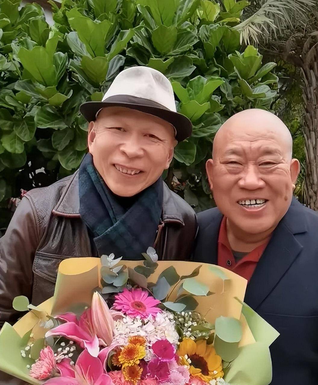 裘千尺李明送女儿上学!