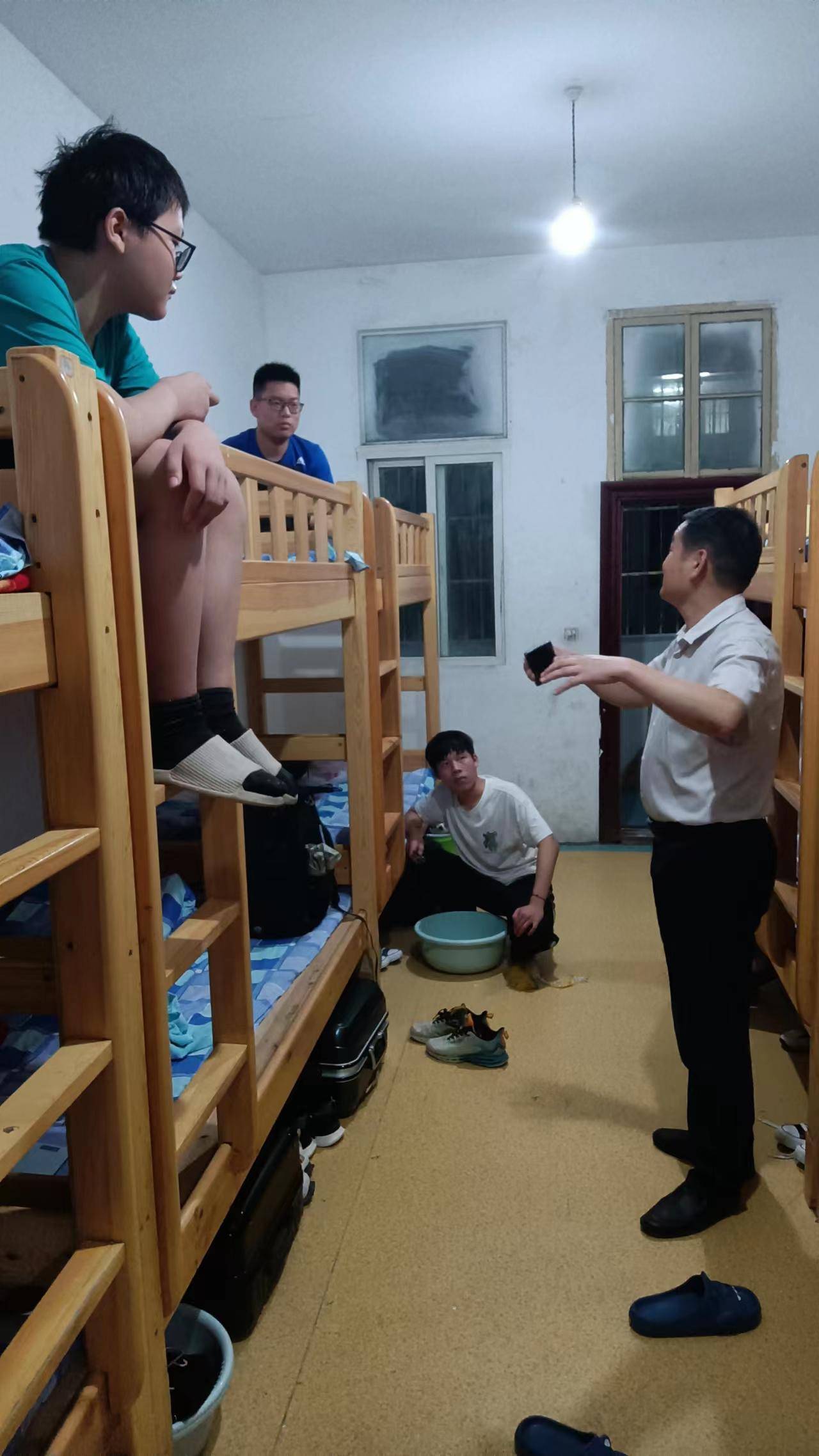 校长夜查新生寝室——仙桃市弘文学校管理服务贴心到位_生活_吴贤