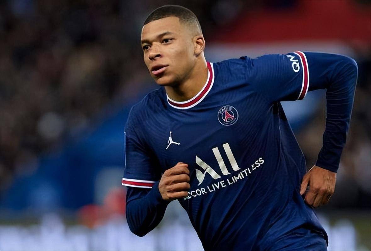 突然一个倒挂金钩射门,但动作过于变形踢呲了——这一"致敬"此前梅